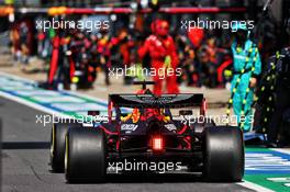Max Verstappen (NLD) Red Bull Racing RB16 makes a pit stop. 09.08.2020. Formula 1 World Championship, Rd 5, 70th Anniversary Grand Prix, Silverstone, England, Race Day.