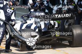 Daniil Kvyat (RUS) AlphaTauri AT01 makes a pit stop. 09.08.2020. Formula 1 World Championship, Rd 5, 70th Anniversary Grand Prix, Silverstone, England, Race Day.
