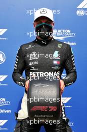 Valtteri Bottas (FIN) Mercedes AMG F1 with the Pirelli Pole Position Award. 08.08.2020. Formula 1 World Championship, Rd 5, 70th Anniversary Grand Prix, Silverstone, England, Qualifying Day.