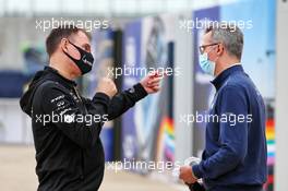 Alan Permane (GBR) Renault F1 Team Trackside Operations Director (Left). 09.08.2020. Formula 1 World Championship, Rd 5, 70th Anniversary Grand Prix, Silverstone, England, Race Day.