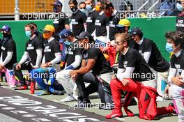Some of the drivers take a knee on the grid, all wearing 'End Racism' T-shirts. 05.07.2020. Formula 1 World Championship, Rd 1, Austrian Grand Prix, Spielberg, Austria, Race Day.