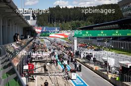 Mechanics clear the grid. 05.07.2020. Formula 1 World Championship, Rd 1, Austrian Grand Prix, Spielberg, Austria, Race Day.