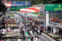 Mechanics clear the grid. 05.07.2020. Formula 1 World Championship, Rd 1, Austrian Grand Prix, Spielberg, Austria, Race Day.