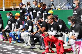 Some of the drivers take a knee on the grid, all wearing 'End Racism' T-shirts. 05.07.2020. Formula 1 World Championship, Rd 1, Austrian Grand Prix, Spielberg, Austria, Race Day.