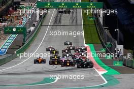 Valtteri Bottas (FIN) Mercedes AMG F1 W11 leads at the start of the race. 05.07.2020. Formula 1 World Championship, Rd 1, Austrian Grand Prix, Spielberg, Austria, Race Day.