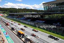Valtteri Bottas (FIN) Mercedes AMG F1 W11 leads at the start of the race. 05.07.2020. Formula 1 World Championship, Rd 1, Austrian Grand Prix, Spielberg, Austria, Race Day.