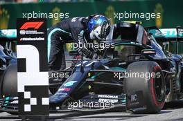 Pole sitter Valtteri Bottas (FIN) Mercedes AMG F1 W11 in parc ferme. 04.07.2020. Formula 1 World Championship, Rd 1, Austrian Grand Prix, Spielberg, Austria, Qualifying Day.