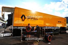 Renault F1 Team mechanics with Pirelli tyres. 04.07.2020. Formula 1 World Championship, Rd 1, Austrian Grand Prix, Spielberg, Austria, Qualifying Day.