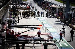 Alfa Romeo Racing in the pits. 04.07.2020. Formula 1 World Championship, Rd 1, Austrian Grand Prix, Spielberg, Austria, Qualifying Day.