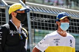 (L to R): Esteban Ocon (FRA) Renault F1 Team with Daniel Ricciardo (AUS) Renault F1 Team. 05.07.2020. Formula 1 World Championship, Rd 1, Austrian Grand Prix, Spielberg, Austria, Race Day.