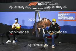 (L to R): Daniel Ricciardo (AUS) Renault F1 Team and Esteban Ocon (FRA) Renault F1 Team in the FIA Press Conference. 02.07.2020. Formula 1 World Championship, Rd 1, Austrian Grand Prix, Spielberg, Austria, Preparation Day.