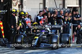 Daniel Ricciardo (AUS) Renault F1 Team RS20 practices a pit stop. 21.02.2020. Formula One Testing, Day Three, Barcelona, Spain. Friday.
