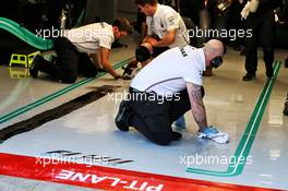 Mercedes AMG F1 mechanics clean the pit garage floor. 21.02.2020. Formula One Testing, Day Three, Barcelona, Spain. Friday.