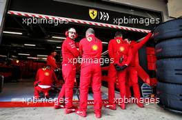 Ferrari mechanics around the Ferrari SF1000. 19.02.2020. Formula One Testing, Day One, Barcelona, Spain. Wednesday.