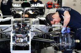 AlphaTauri AT01 worked on by a mechanic. 19.02.2020. Formula One Testing, Day One, Barcelona, Spain. Wednesday.