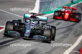 Valtteri Bottas (FIN), Mercedes AMG F1 and Charles Leclerc (FRA), Scuderia Ferrari  26.02.2020. Formula One Testing, Day One, Barcelona, Spain. Wednesday.