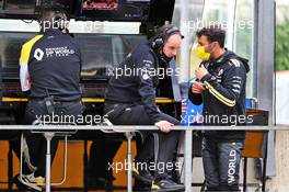Daniel Ricciardo (AUS) Renault F1 Team with Karel Loos (BEL) Renault F1 Team Race Engineer on the pit gantry. 28.08.2020. Formula 1 World Championship, Rd 7, Belgian Grand Prix, Spa Francorchamps, Belgium, Practice Day.