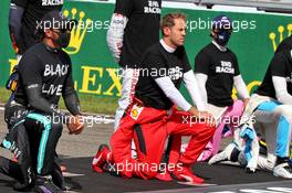 (L to R): Lewis Hamilton (GBR) Mercedes AMG F1 and Sebastian Vettel (GER) Ferrari, grid atmosphere - end racism. 30.08.2020. Formula 1 World Championship, Rd 7, Belgian Grand Prix, Spa Francorchamps, Belgium, Race Day.