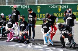 Grid atmosphere - drivers end racism pledge. 30.08.2020. Formula 1 World Championship, Rd 7, Belgian Grand Prix, Spa Francorchamps, Belgium, Race Day.