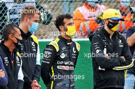 (L to R): Daniel Ricciardo (AUS) Renault F1 Team and Esteban Ocon (FRA) Renault F1 Team  - a minute's silence for Anthoine Hubert is observed before the F2 race. 29.08.2020. Formula 1 World Championship, Rd 7, Belgian Grand Prix, Spa Francorchamps, Belgium, Qualifying Day.