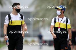 Daniel Ricciardo (AUS) Renault F1 Team with Michael Italiano (AUS) Renault F1 Team Performance Coach. 27.11.2020. Formula 1 World Championship, Rd 15, Bahrain Grand Prix, Sakhir, Bahrain, Practice Day
