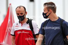 (L to R): Robert Kubica (POL) Alfa Romeo Racing Reserve Driver with Daniil Kvyat (RUS) AlphaTauri. 27.11.2020. Formula 1 World Championship, Rd 15, Bahrain Grand Prix, Sakhir, Bahrain, Practice Day