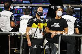 Daniel Ricciardo (AUS) Renault F1 Team with Karel Loos (BEL) Renault F1 Team Race Engineer in the pits while the race is stopped. 29.11.2020. Formula 1 World Championship, Rd 15, Bahrain Grand Prix, Sakhir, Bahrain, Race Day.