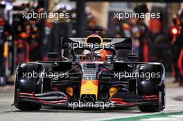 Max Verstappen (NLD) Red Bull Racing RB16 makes a pit stop. 29.11.2020. Formula 1 World Championship, Rd 15, Bahrain Grand Prix, Sakhir, Bahrain, Race Day.