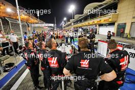 Haas F1 Team mechanics in the pits while the race is stopped watch a replay of the crash suffered by Romain Grosjean (FRA) Haas F1 Team at the start of the race. 29.11.2020. Formula 1 World Championship, Rd 15, Bahrain Grand Prix, Sakhir, Bahrain, Race Day.