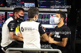 Daniel Ricciardo (AUS) Renault F1 Team with Alan Permane (GBR) Renault F1 Team Trackside Operations Director and Cyril Abiteboul (FRA) Renault Sport F1 Managing Director in the pits while the race is stopped. 29.11.2020. Formula 1 World Championship, Rd 15, Bahrain Grand Prix, Sakhir, Bahrain, Race Day.