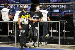 Daniel Ricciardo (AUS) Renault F1 Team with Karel Loos (BEL) Renault F1 Team Race Engineer in the pits while the race is stopped. 29.11.2020. Formula 1 World Championship, Rd 15, Bahrain Grand Prix, Sakhir, Bahrain, Race Day.