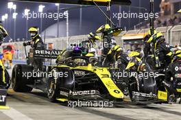 Daniel Ricciardo (AUS) Renault F1 Team RS20 makes a pit stop. 29.11.2020. Formula 1 World Championship, Rd 15, Bahrain Grand Prix, Sakhir, Bahrain, Race Day.