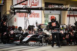 Kevin Magnussen (DEN) Haas VF-20 makes a pit stop. 29.11.2020. Formula 1 World Championship, Rd 15, Bahrain Grand Prix, Sakhir, Bahrain, Race Day.
