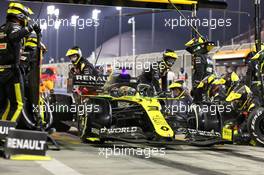 Daniel Ricciardo (AUS) Renault F1 Team RS20 makes a pit stop. 29.11.2020. Formula 1 World Championship, Rd 15, Bahrain Grand Prix, Sakhir, Bahrain, Race Day.