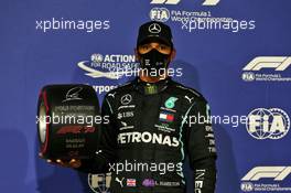 Lewis Hamilton (GBR) Mercedes AMG F1 celebrates with the Pirelli Pole Position Award in parc ferme. 28.11.2020. Formula 1 World Championship, Rd 15, Bahrain Grand Prix, Sakhir, Bahrain, Qualifying Day.
