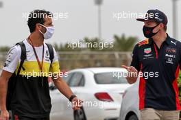 (L to R): Daniel Ricciardo (AUS) Renault F1 Team with Max Verstappen (NLD) Red Bull Racing. 28.11.2020. Formula 1 World Championship, Rd 15, Bahrain Grand Prix, Sakhir, Bahrain, Qualifying Day.