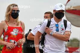 Valtteri Bottas (FIN) Mercedes AMG F1 with his girlfriend Tiffany Cromwell (AUS) Professional Cyclist. 28.11.2020. Formula 1 World Championship, Rd 15, Bahrain Grand Prix, Sakhir, Bahrain, Qualifying Day.