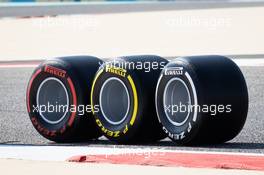 Circuit atmosphere - Pirelli show tyres. 26.11.2020. Formula 1 World Championship, Rd 15, Bahrain Grand Prix, Sakhir, Bahrain, Preparation Day.