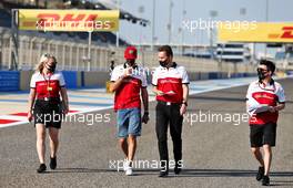 Antonio Giovinazzi (ITA) Alfa Romeo Racing walks the circuit with the team. 26.11.2020. Formula 1 World Championship, Rd 15, Bahrain Grand Prix, Sakhir, Bahrain, Preparation Day.