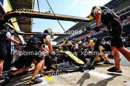 Daniel Ricciardo (AUS) Renault F1 Team RS20 in the pits. 14.08.2020 Formula 1 World Championship, Rd 6, Spanish Grand Prix, Barcelona, Spain, Practice Day.