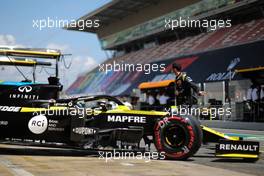 Daniel Ricciardo (AUS) Renault F1 Team RS20 leaves the pits. 16.08.2020. Formula 1 World Championship, Rd 6, Spanish Grand Prix, Barcelona, Spain, Race Day.