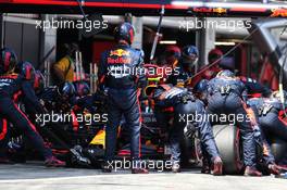 Alexander Albon (THA) Red Bull Racing RB16 makes a pit stop. 16.08.2020. Formula 1 World Championship, Rd 6, Spanish Grand Prix, Barcelona, Spain, Race Day.