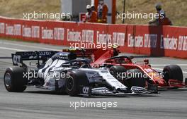 Pierre Gasly (FRA) AlphaTauri AT01 and Charles Leclerc (MON) Ferrari SF1000 battle for position. 16.08.2020. Formula 1 World Championship, Rd 6, Spanish Grand Prix, Barcelona, Spain, Race Day.