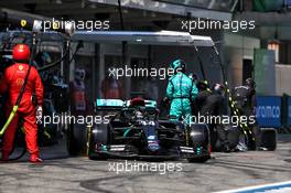 Lewis Hamilton (GBR) Mercedes AMG F1 W11 makes a pit stop. 16.08.2020. Formula 1 World Championship, Rd 6, Spanish Grand Prix, Barcelona, Spain, Race Day.