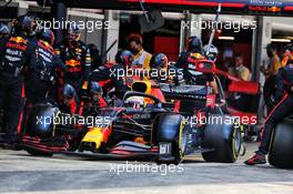 Max Verstappen (NLD) Red Bull Racing RB16 makes a pit stop. 16.08.2020. Formula 1 World Championship, Rd 6, Spanish Grand Prix, Barcelona, Spain, Race Day.