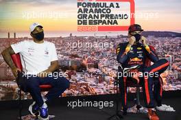 (L to R): Lewis Hamilton (GBR) Mercedes AMG F1 and Max Verstappen (NLD) Red Bull Racing in the post qualifying FIA Press Conference. 15.08.2020. Formula 1 World Championship, Rd 6, Spanish Grand Prix, Barcelona, Spain, Qualifying Day.