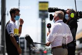Daniel Ricciardo (AUS) Renault F1 Team with Johnny Herbert (GBR) Sky Sports F1 Presenter. 16.08.2020. Formula 1 World Championship, Rd 6, Spanish Grand Prix, Barcelona, Spain, Race Day.