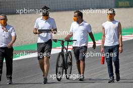Lando Norris (GBR) McLaren walks the circuit with the team. 13.08.2020. Formula 1 World Championship, Rd 6, Spanish Grand Prix, Barcelona, Spain, Preparation Day.