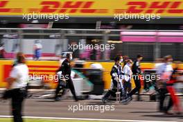 Mechanics clear the grid.                                02.08.2020. Formula 1 World Championship, Rd 4, British Grand Prix, Silverstone, England, Race Day.