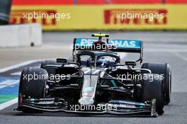 Valtteri Bottas (FIN) Mercedes AMG F1 W11 with a puncture. 02.08.2020. Formula 1 World Championship, Rd 4, British Grand Prix, Silverstone, England, Race Day.